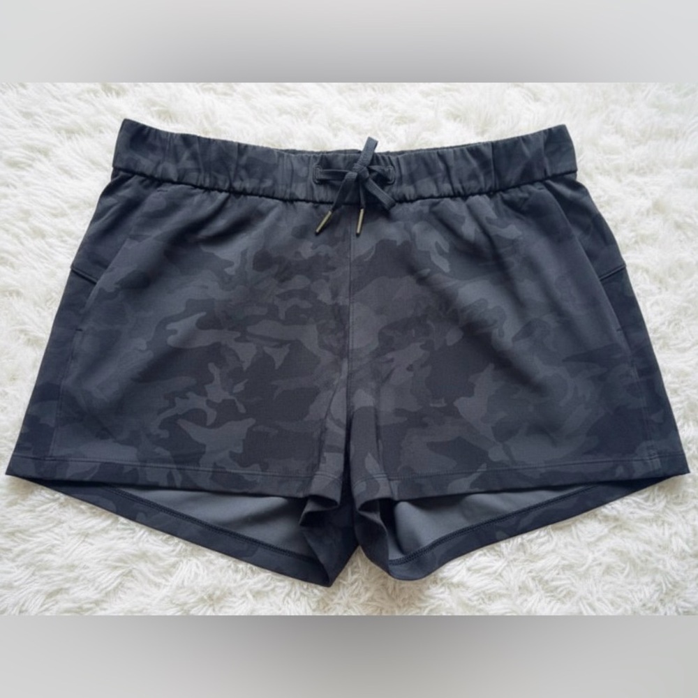 Lululemon Athletica Black Camo Printed Shorts with Pockets Size 12